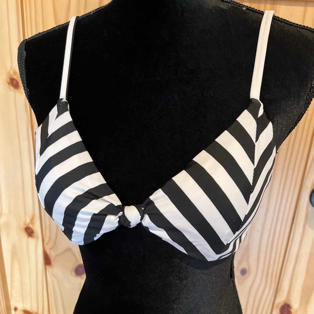 ❤️No Boundaries bikini top, size L